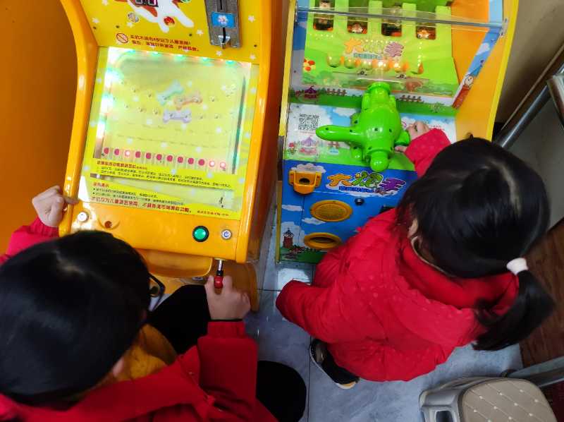 姐姐带妹妹玩弹珠游戏机😁👍