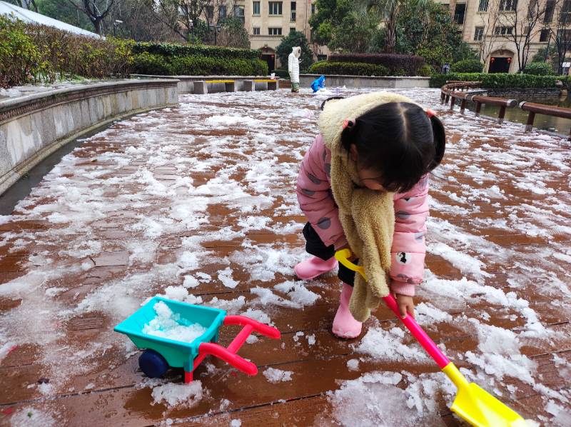 南通下了一点点雪,她们也玩的很开心