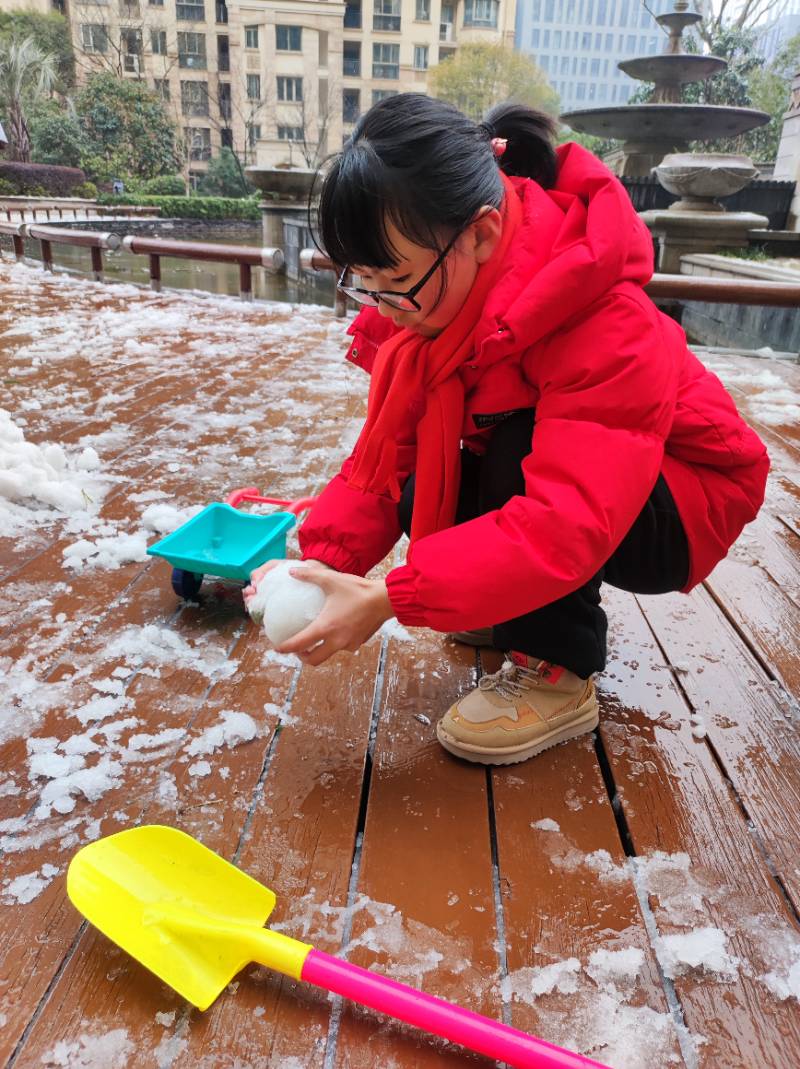 南通下了一点点雪,她们也玩的很开心