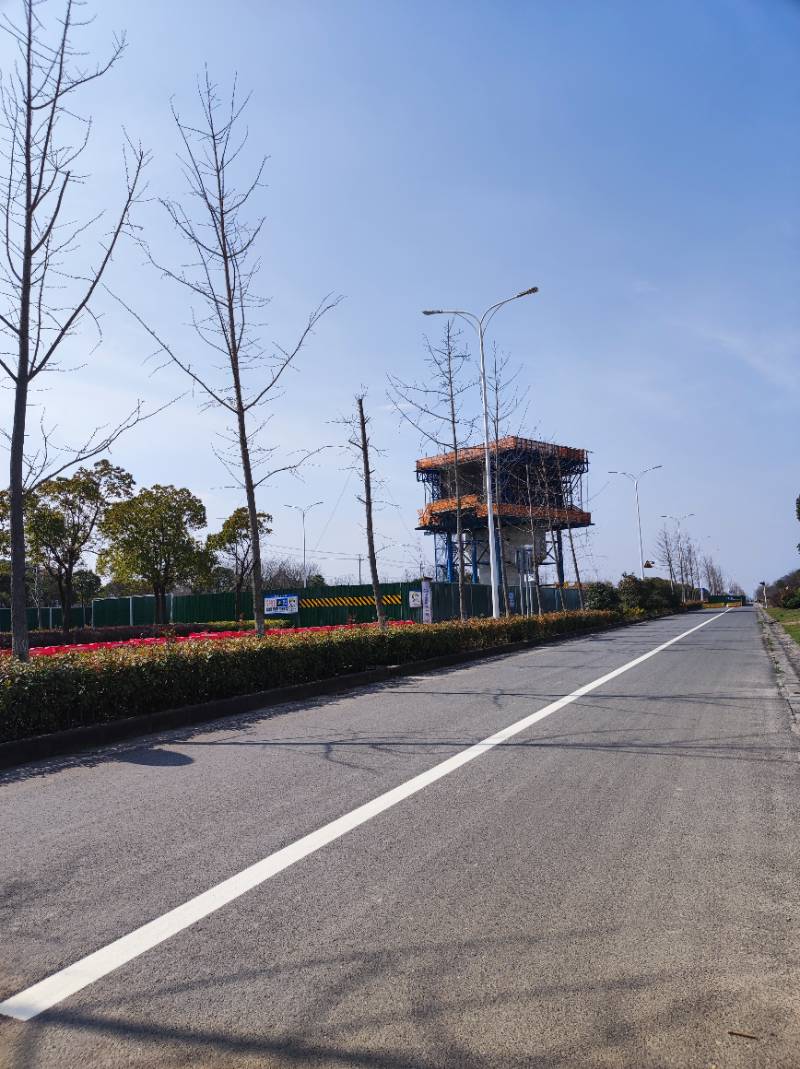 青年东路通新世纪大道方向正在建造地铁桥墩