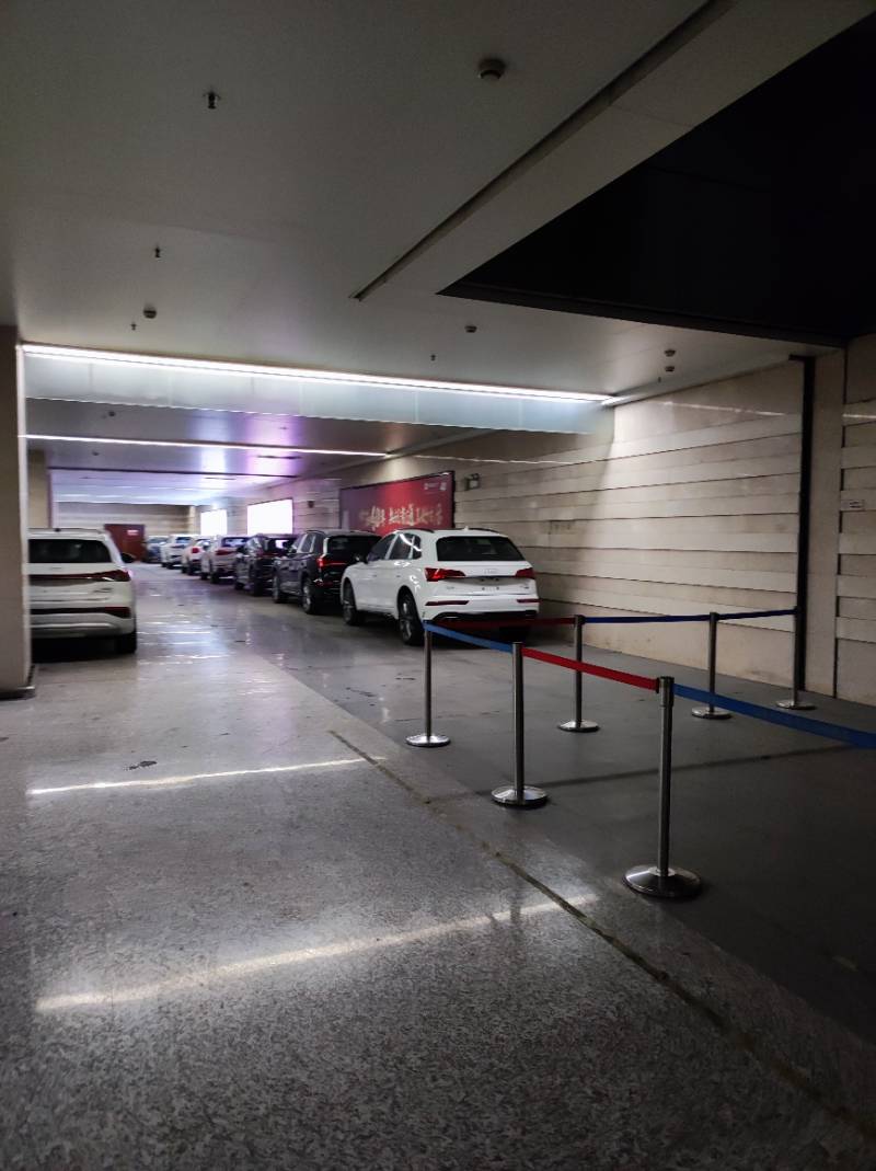 南通汽车客运东站地下停车场有大量四圈车