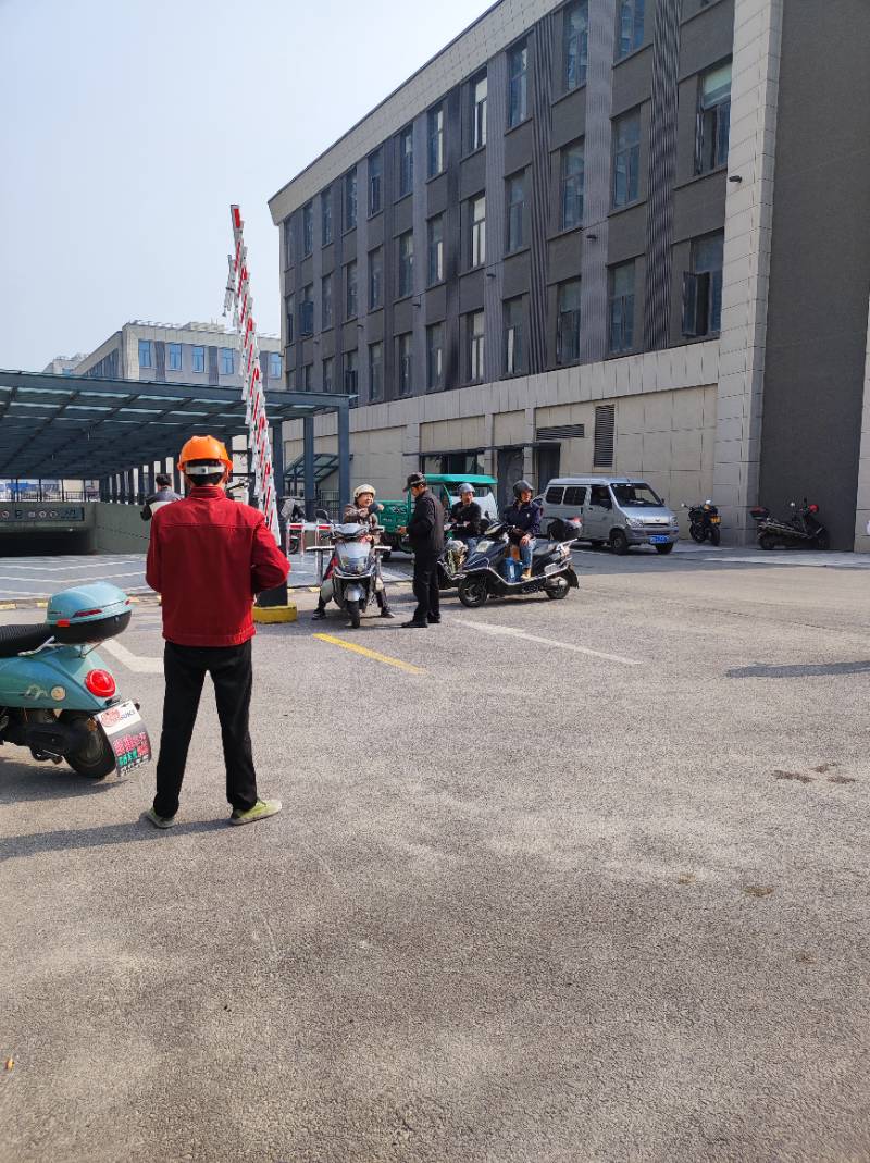 今天在世纪之光干活需要装修卡