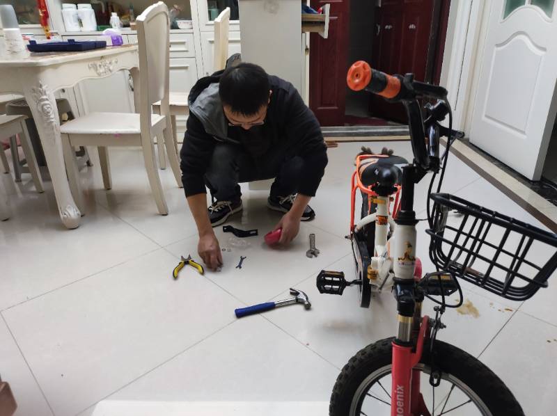 为小女儿的自行车装上“飞翔之翼”