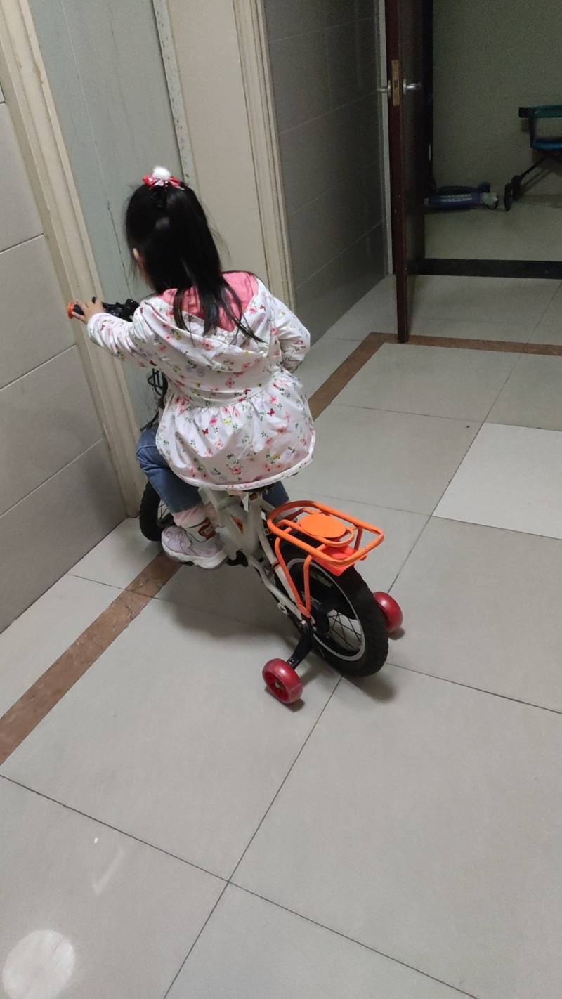 为小女儿的自行车装上“飞翔之翼”