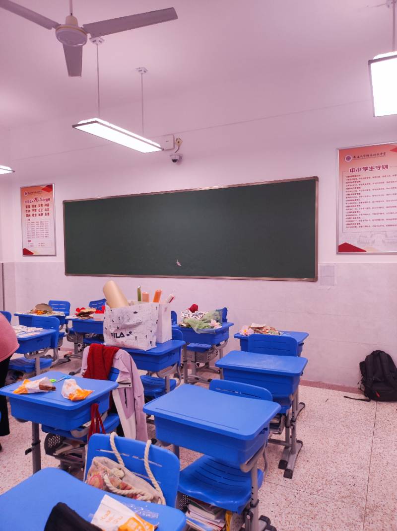 校园小主显身手，黑板创意绘童梦