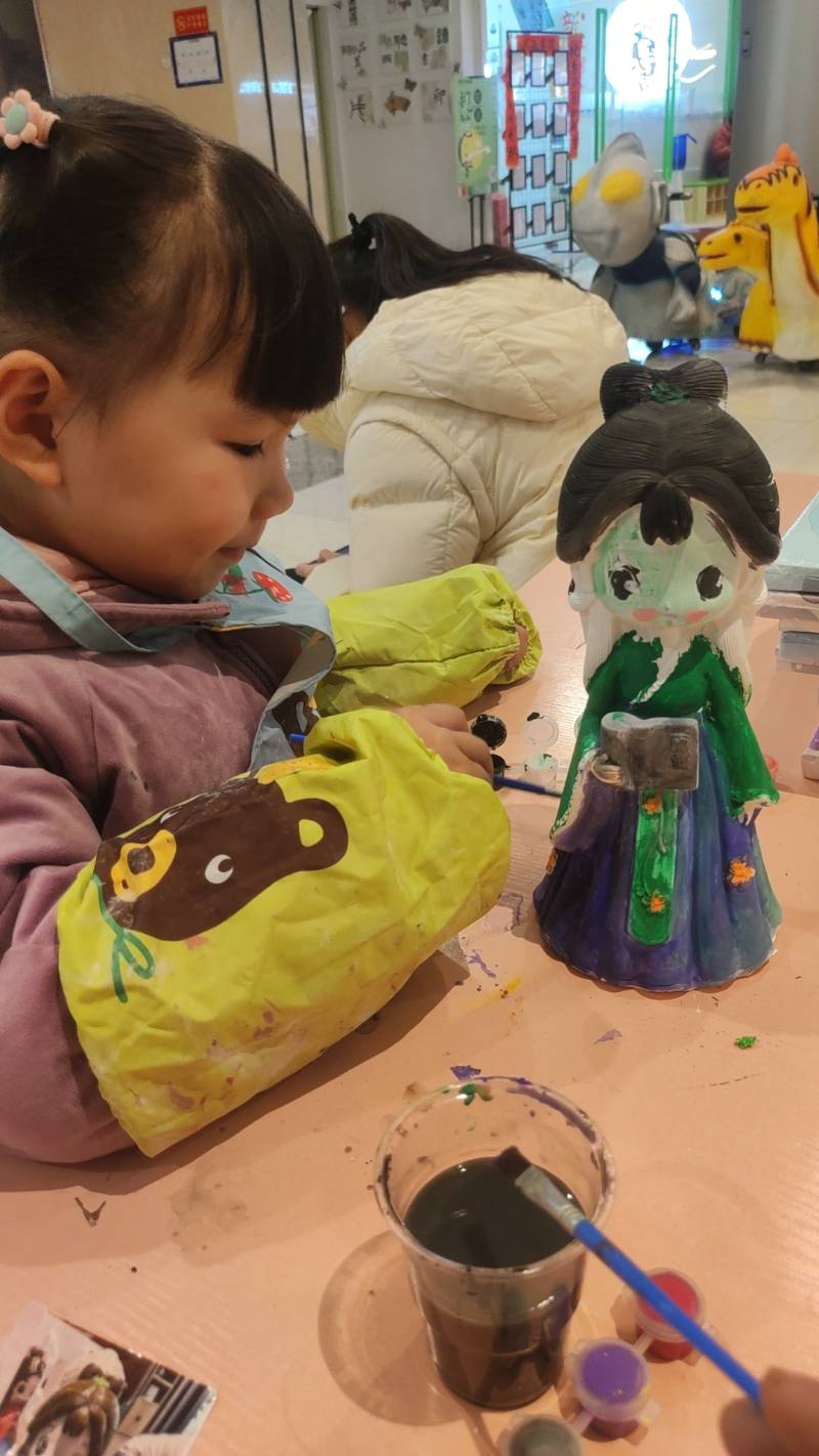 小女儿也蛮喜欢画画的