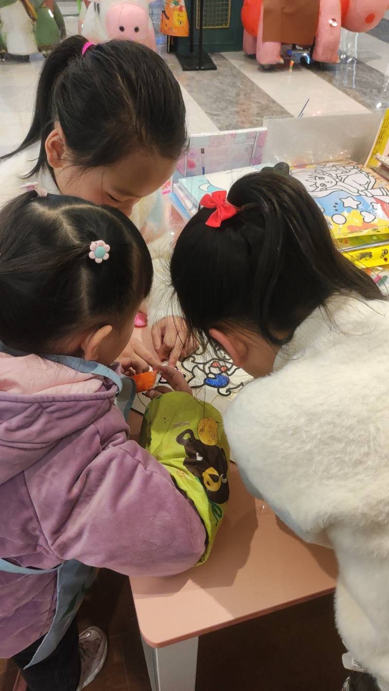 小女儿也蛮喜欢画画的