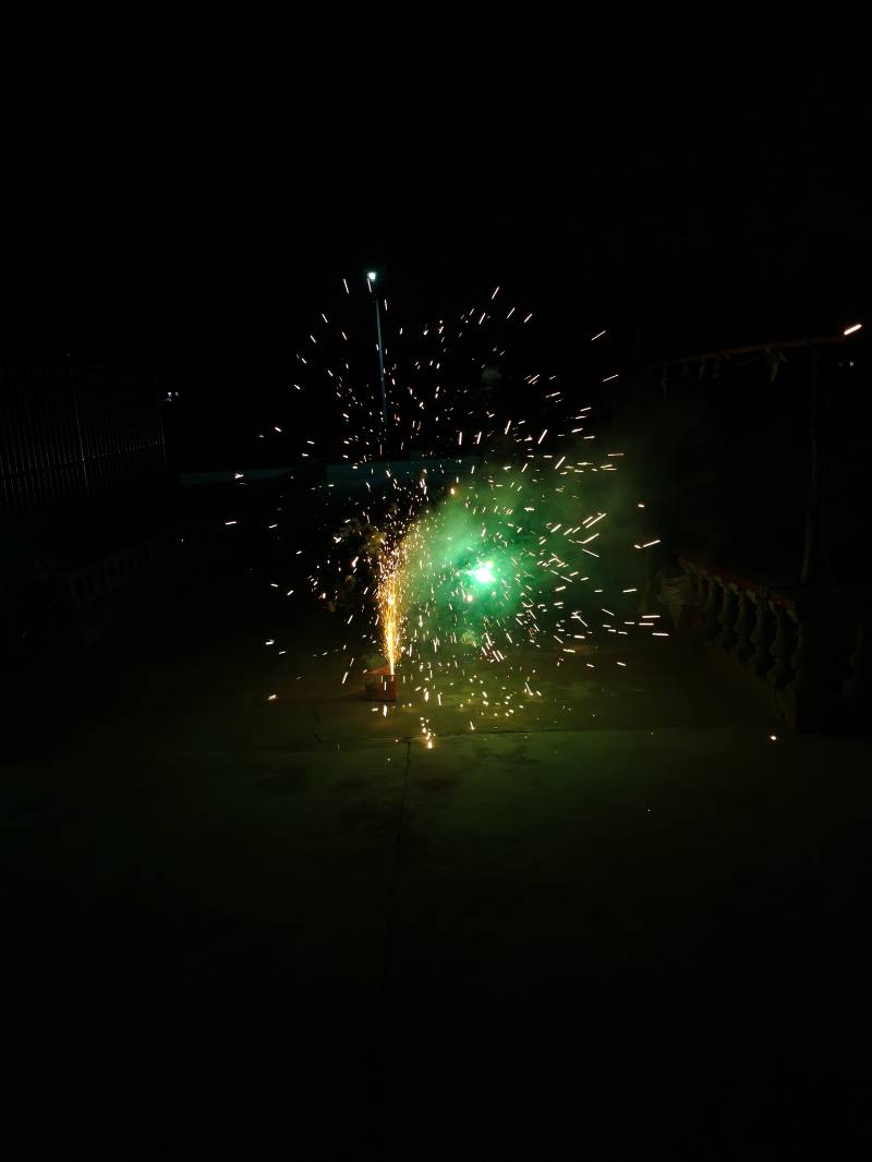 正月初一，烟火向星辰