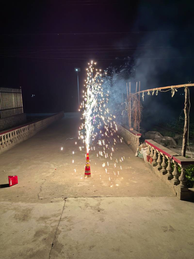 正月初一，烟火向星辰