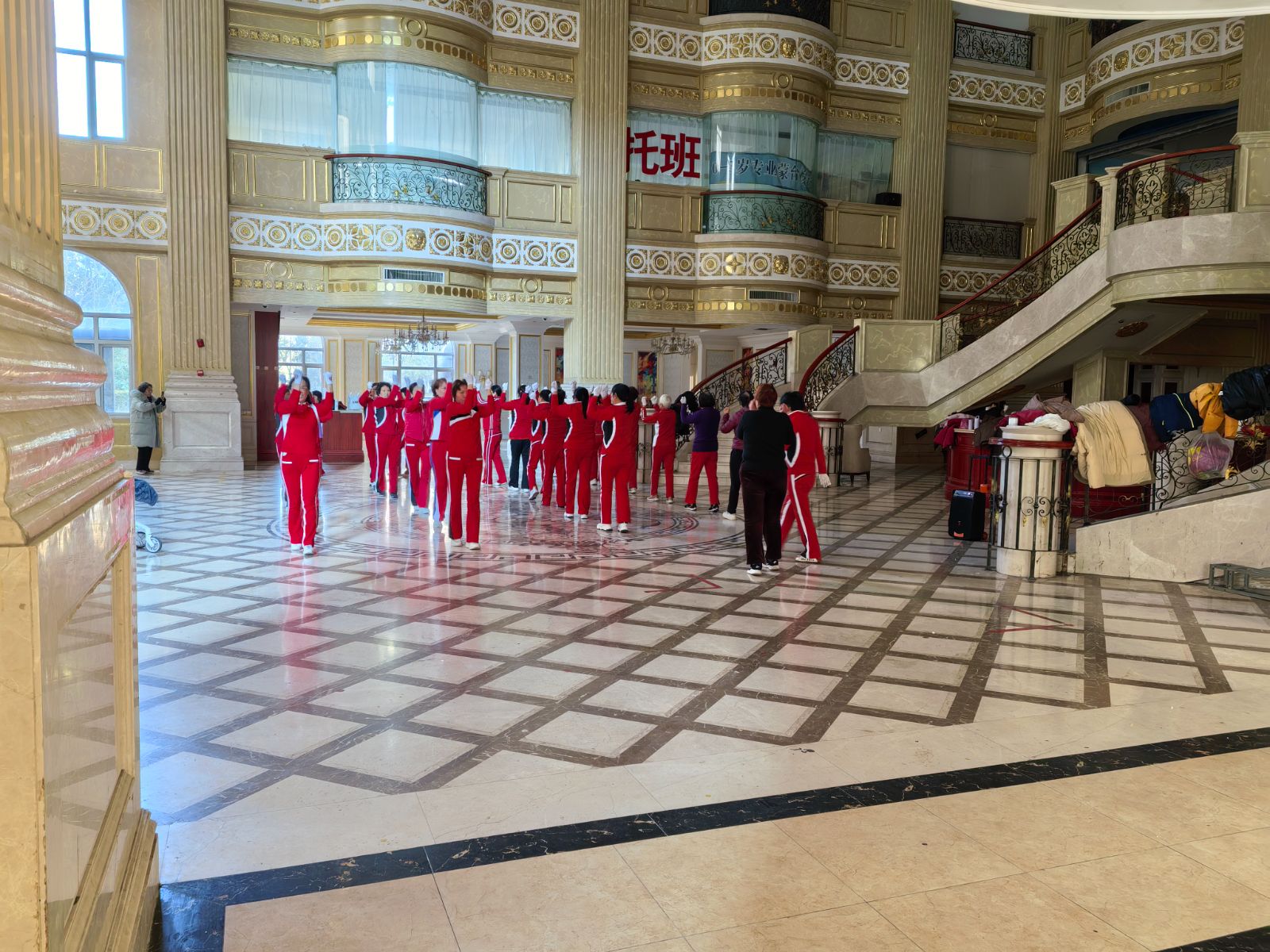 生活的美好无关年龄，尽情享受当下才是真谛