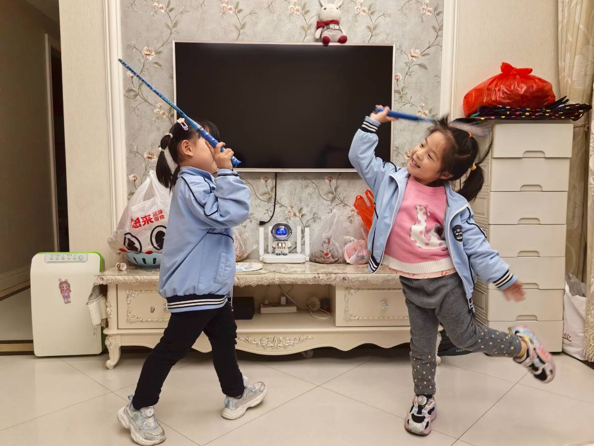 小女儿和小伙伴的欢乐热舞趴