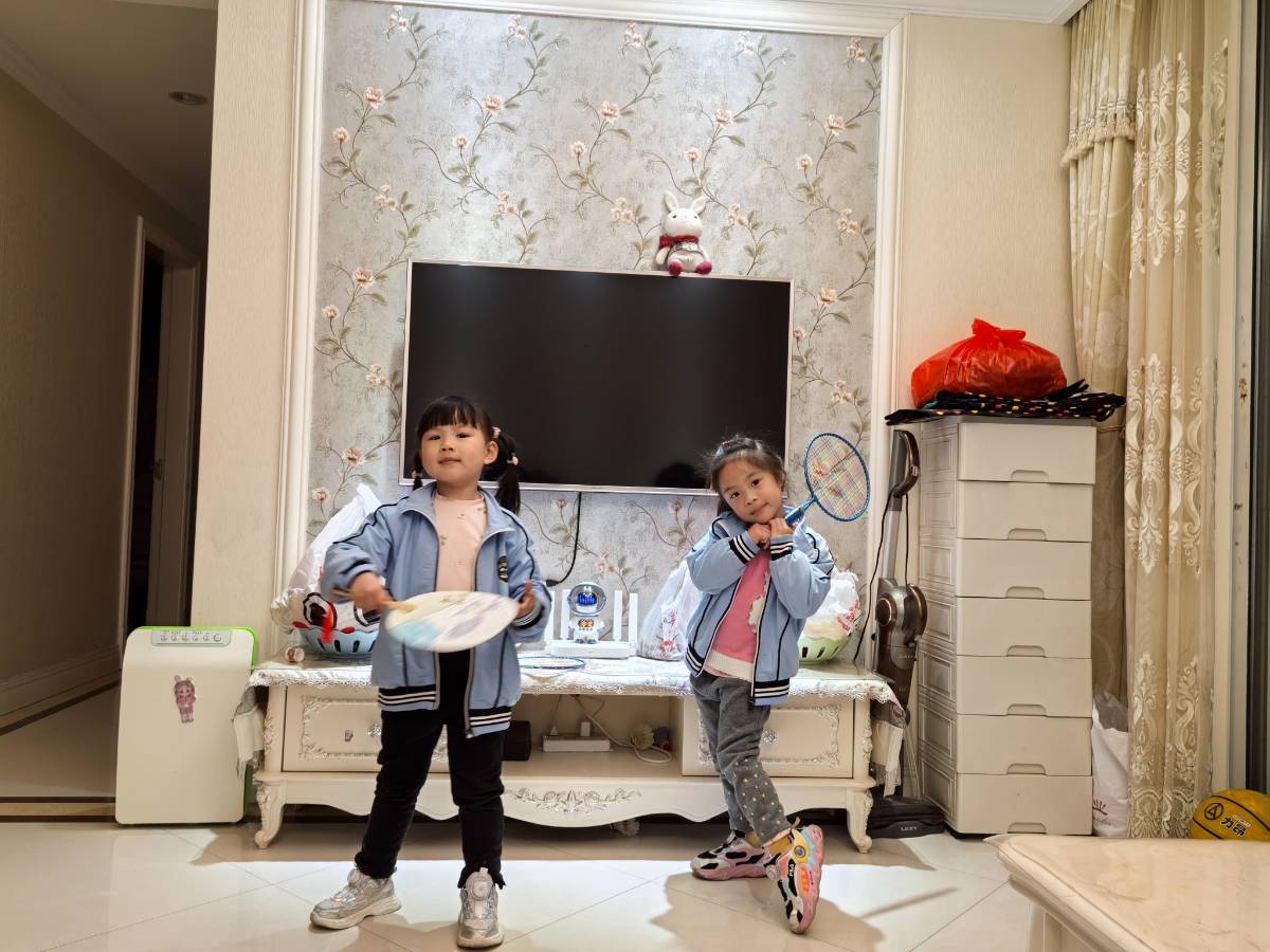 小女儿和小伙伴的欢乐热舞趴