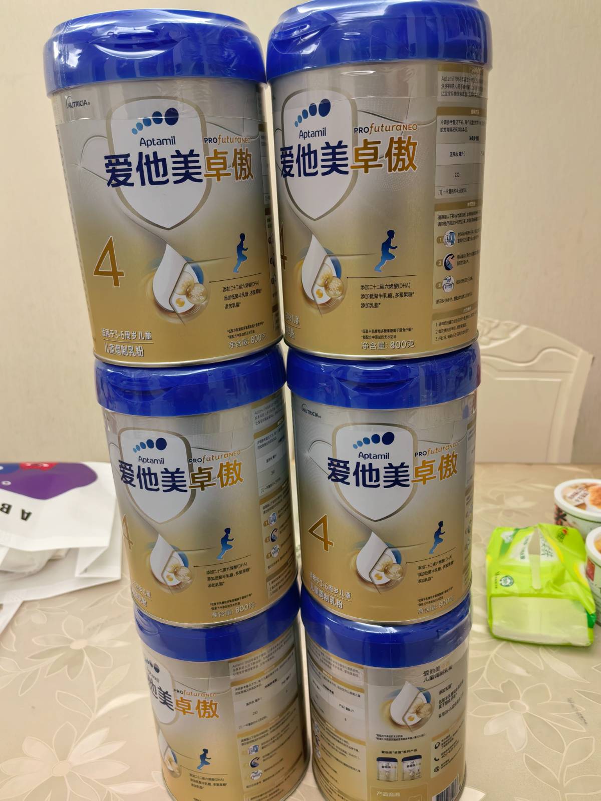 营养每一天，大女儿喝高钙奶，小女儿喝奶粉
