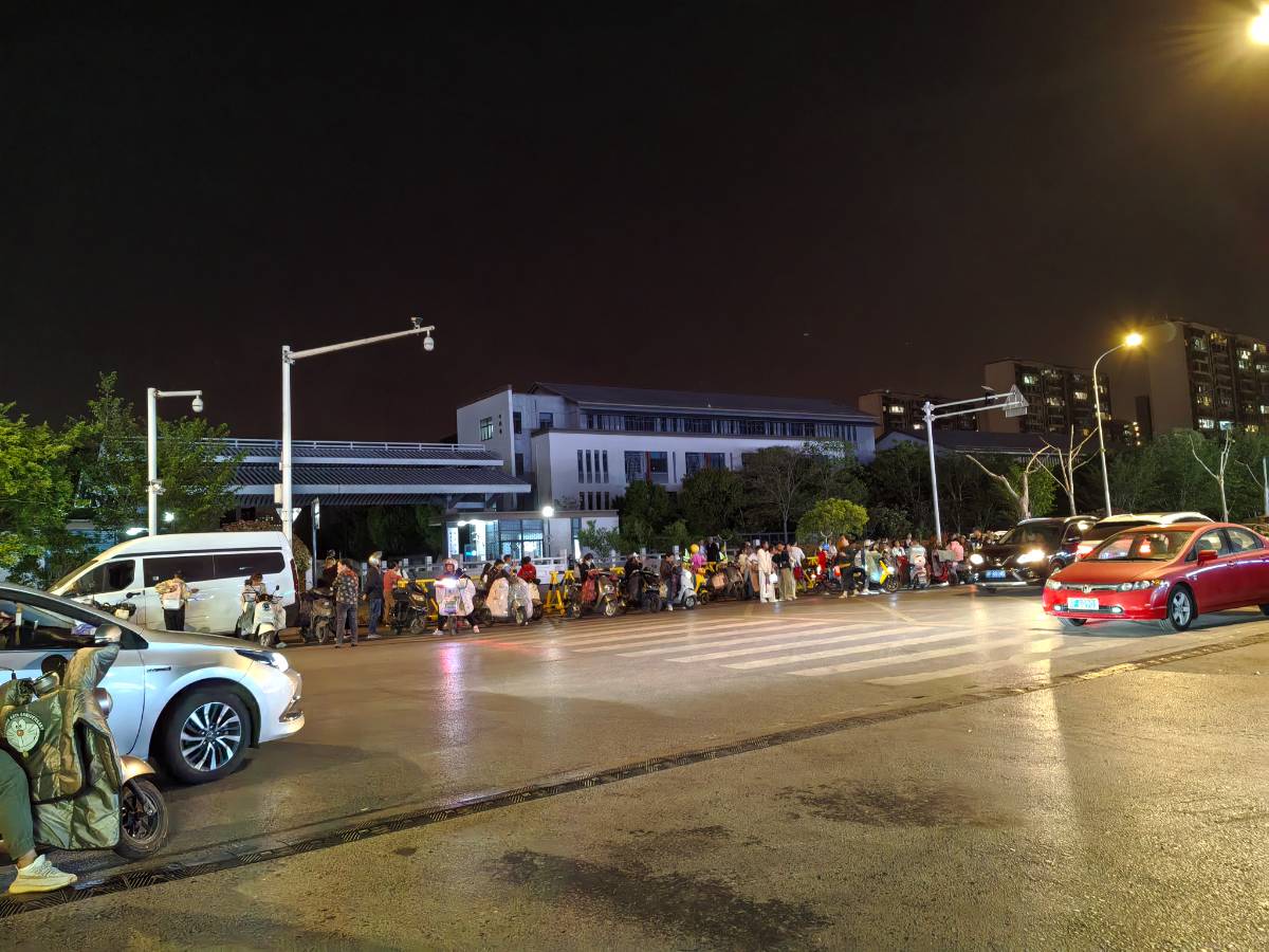 每晚8点南通大学附属初级中学校门前