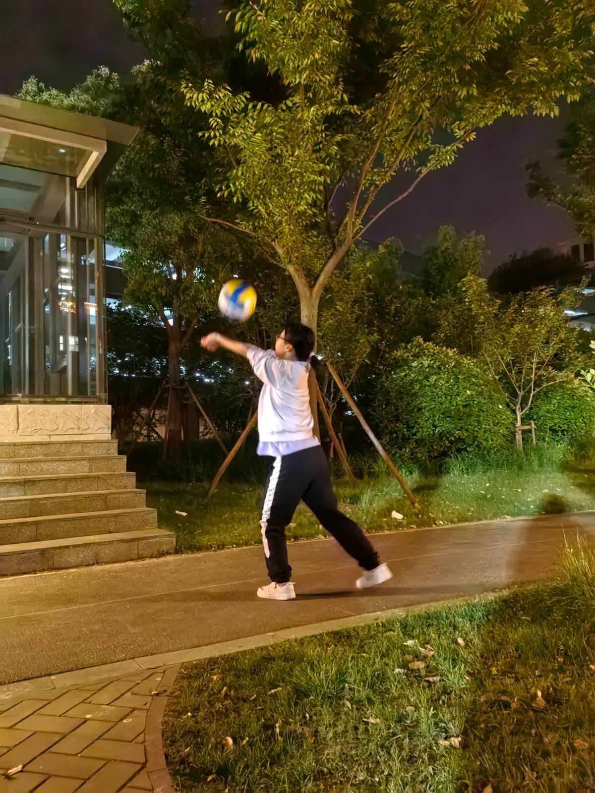 花城二期裤子港河道公园里的夫妻杂技演出