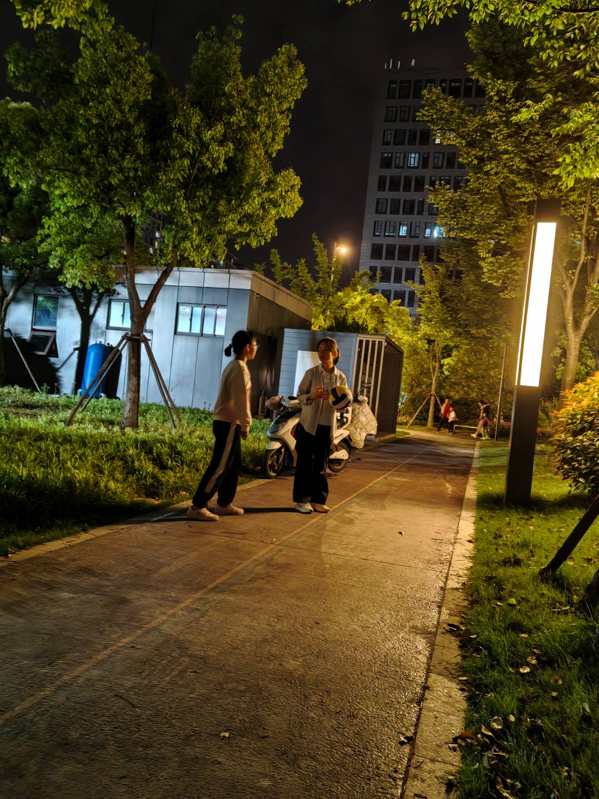 花城二期裤子港河道公园里的夫妻杂技演出