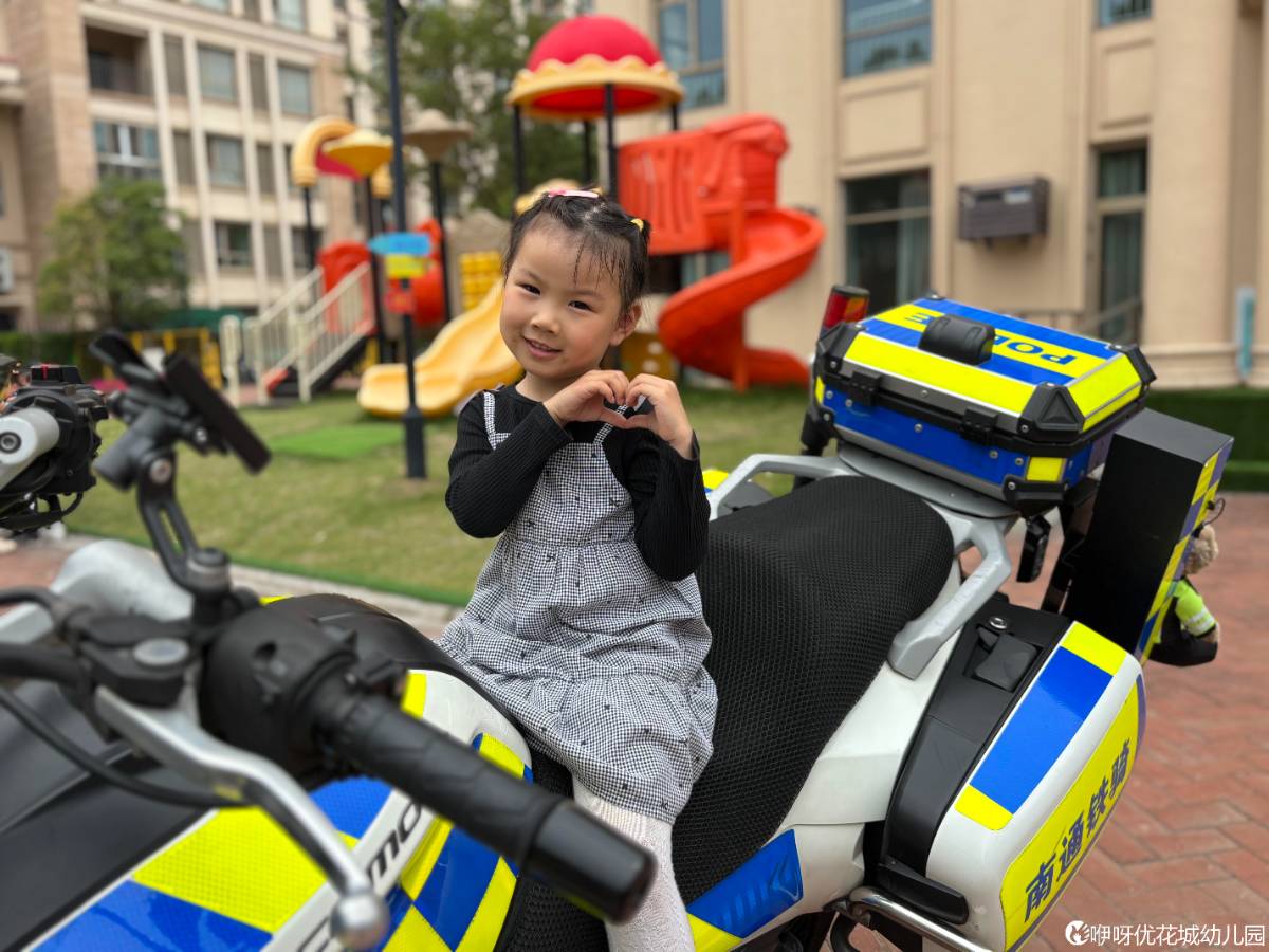 小宝贝在帅气的警用摩托上