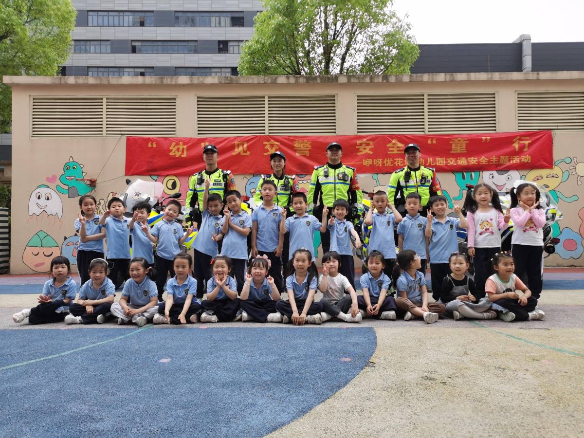 小宝贝在帅气的警用摩托上
