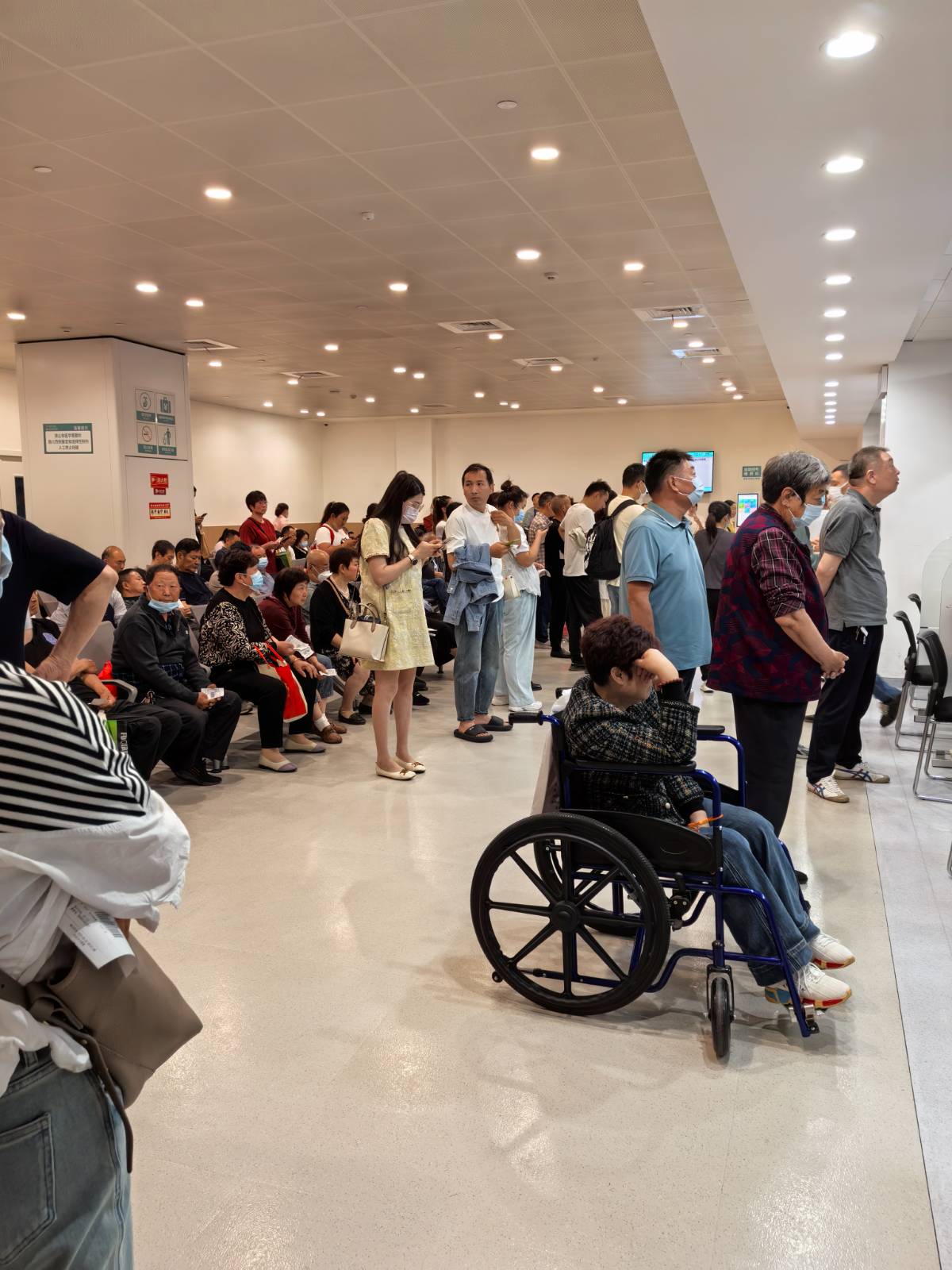 医院就诊记：非周末的“人潮”