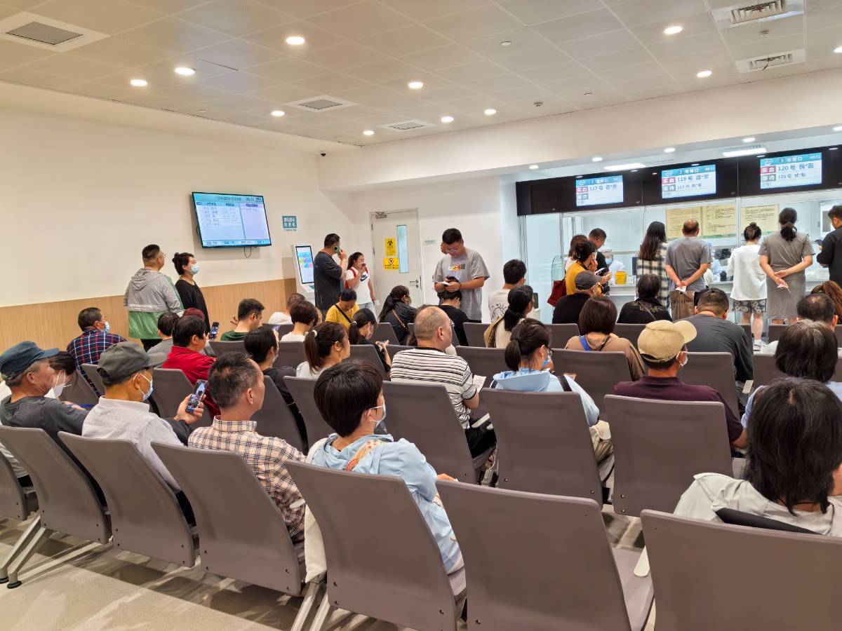 医院就诊记：非周末的“人潮”