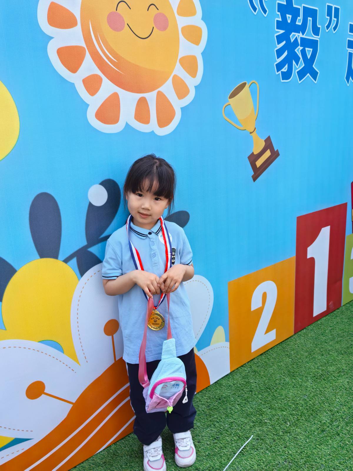 咿呀优花城幼儿园的亲子徒步活动