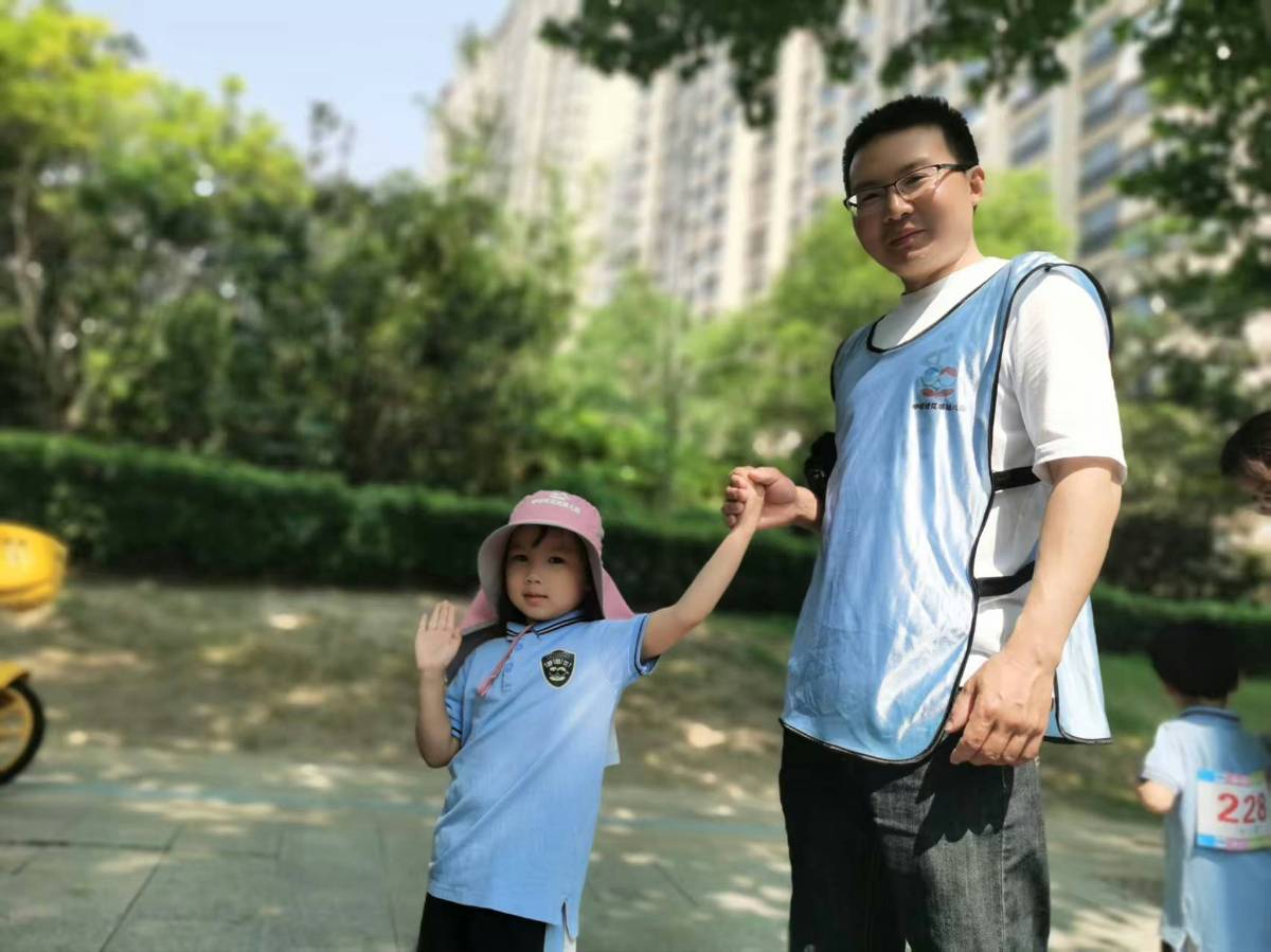 咿呀优花城幼儿园的亲子徒步活动