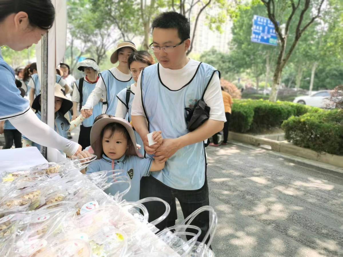 咿呀优花城幼儿园的亲子徒步活动
