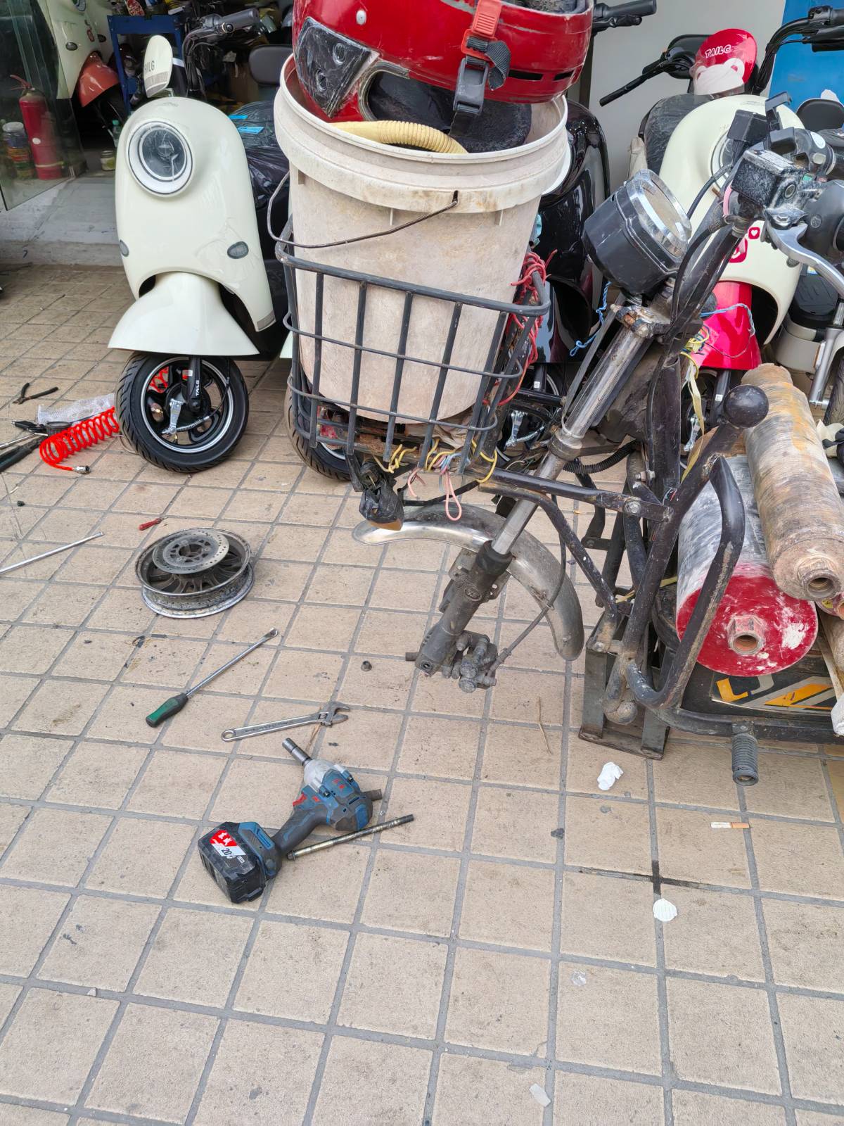 街头修车摊记事:给“老伙计”续命,重启风雨同行的奔赴