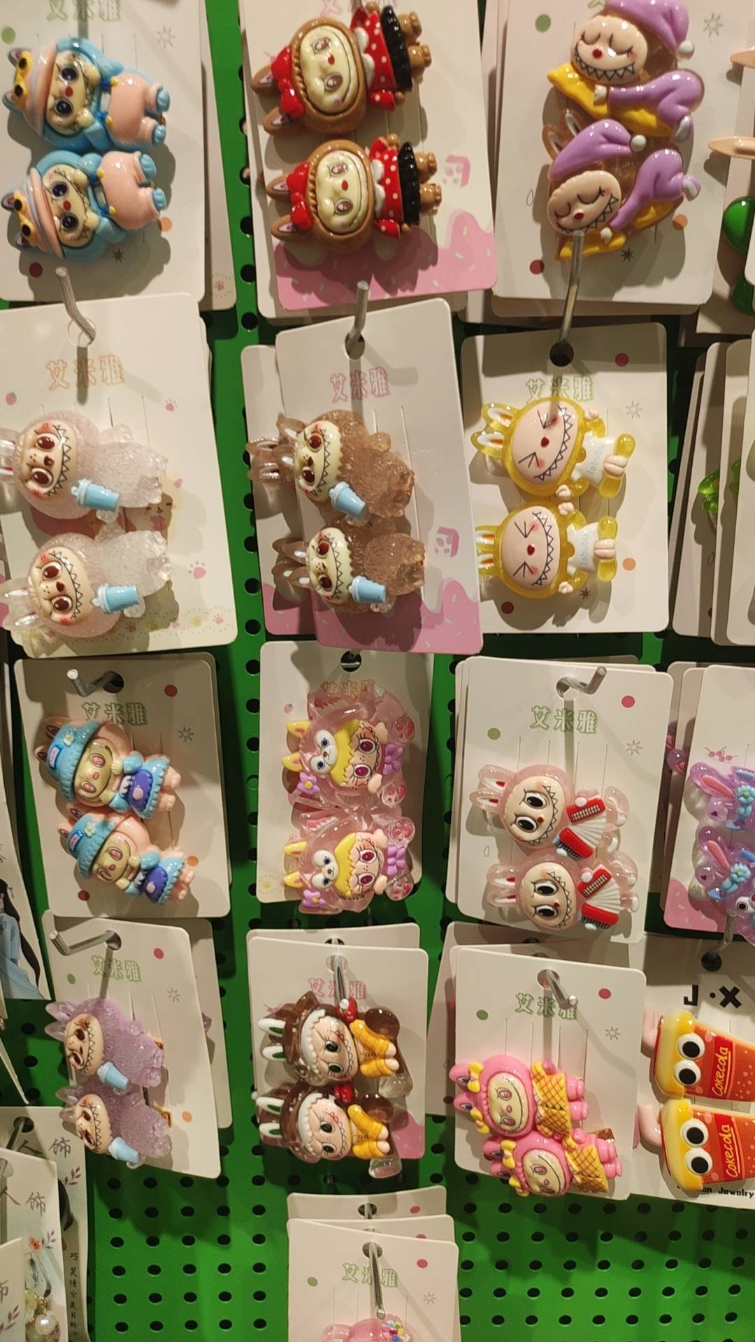 拉布布火的核心就是抓住了大家的“猎奇心”和“跟风心理”