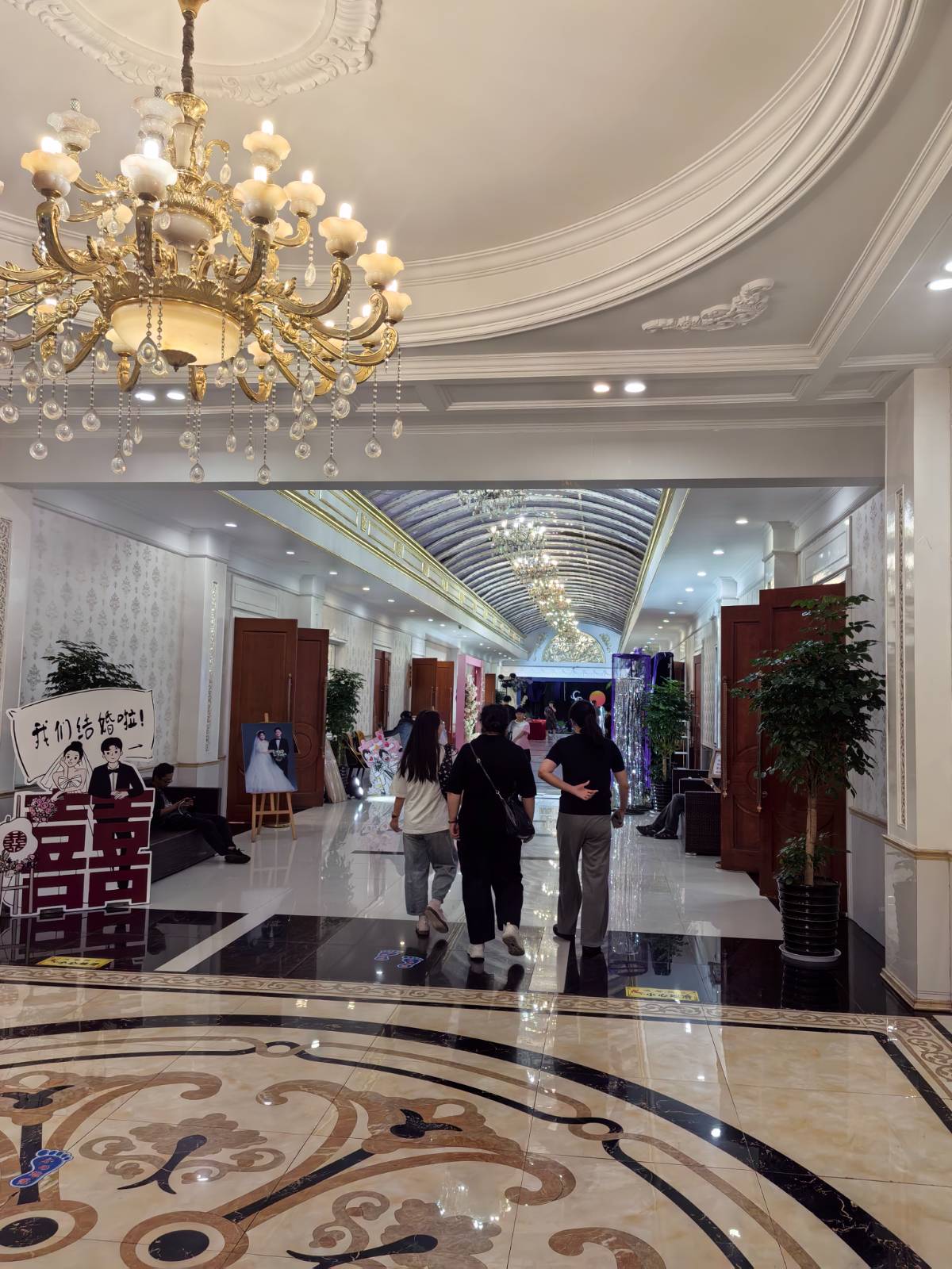 家有“社恐搭子”姐妹花！婚礼献唱《虫儿飞》，礼物与勇气双丰收