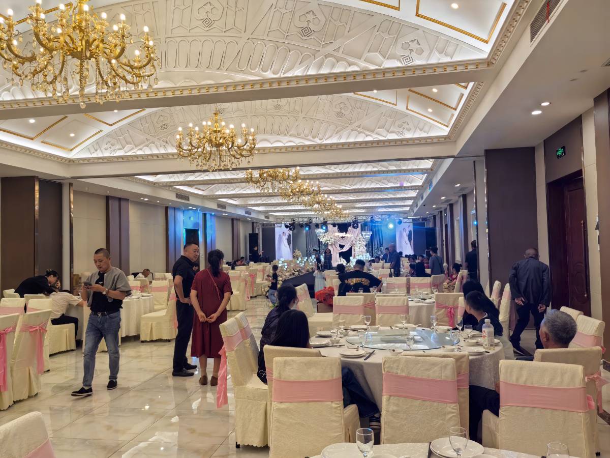 家有“社恐搭子”姐妹花!婚礼献唱《虫儿飞》,礼物与勇气双丰收