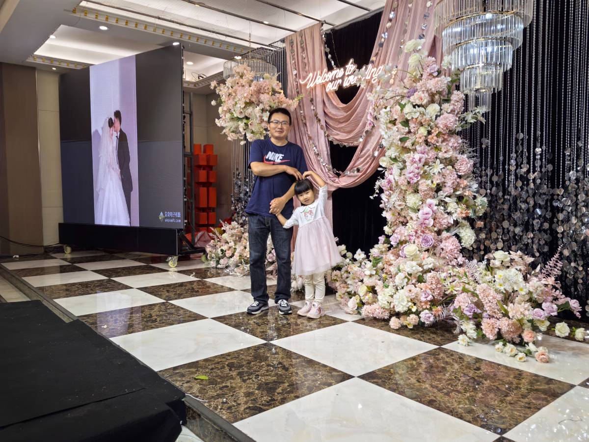 家有“社恐搭子”姐妹花!婚礼献唱《虫儿飞》,礼物与勇气双丰收