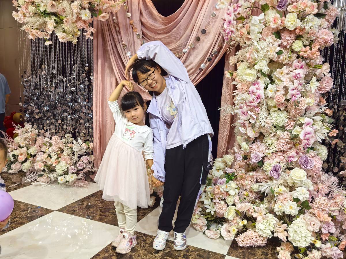 家有“社恐搭子”姐妹花!婚礼献唱《虫儿飞》,礼物与勇气双丰收