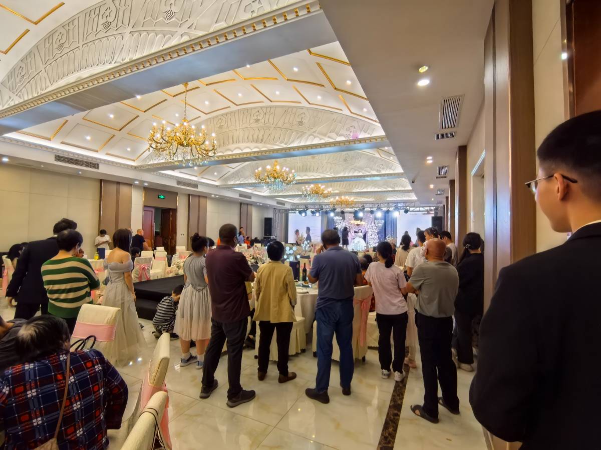 家有“社恐搭子”姐妹花!婚礼献唱《虫儿飞》,礼物与勇气双丰收