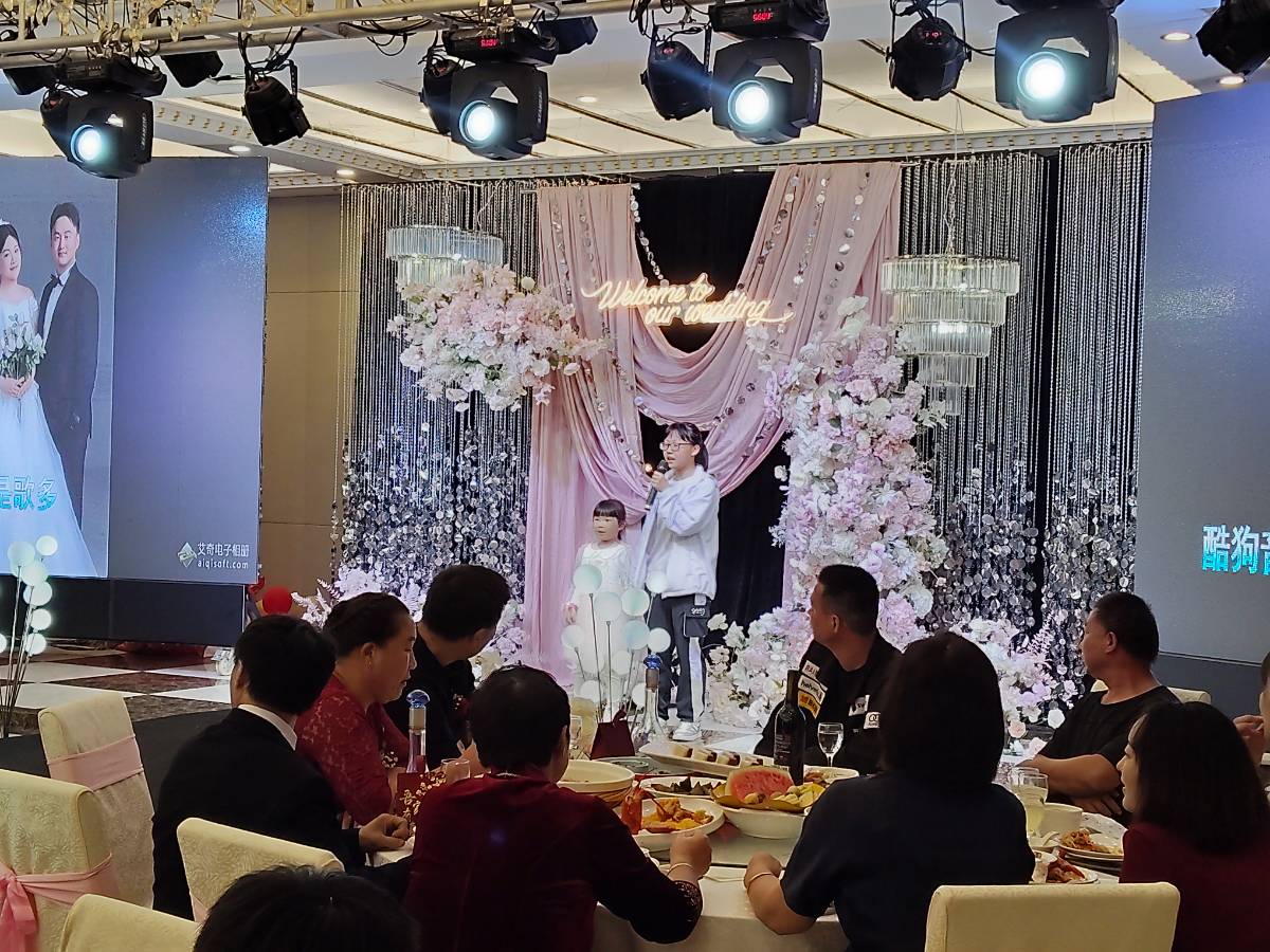 家有“社恐搭子”姐妹花!婚礼献唱《虫儿飞》,礼物与勇气双丰收