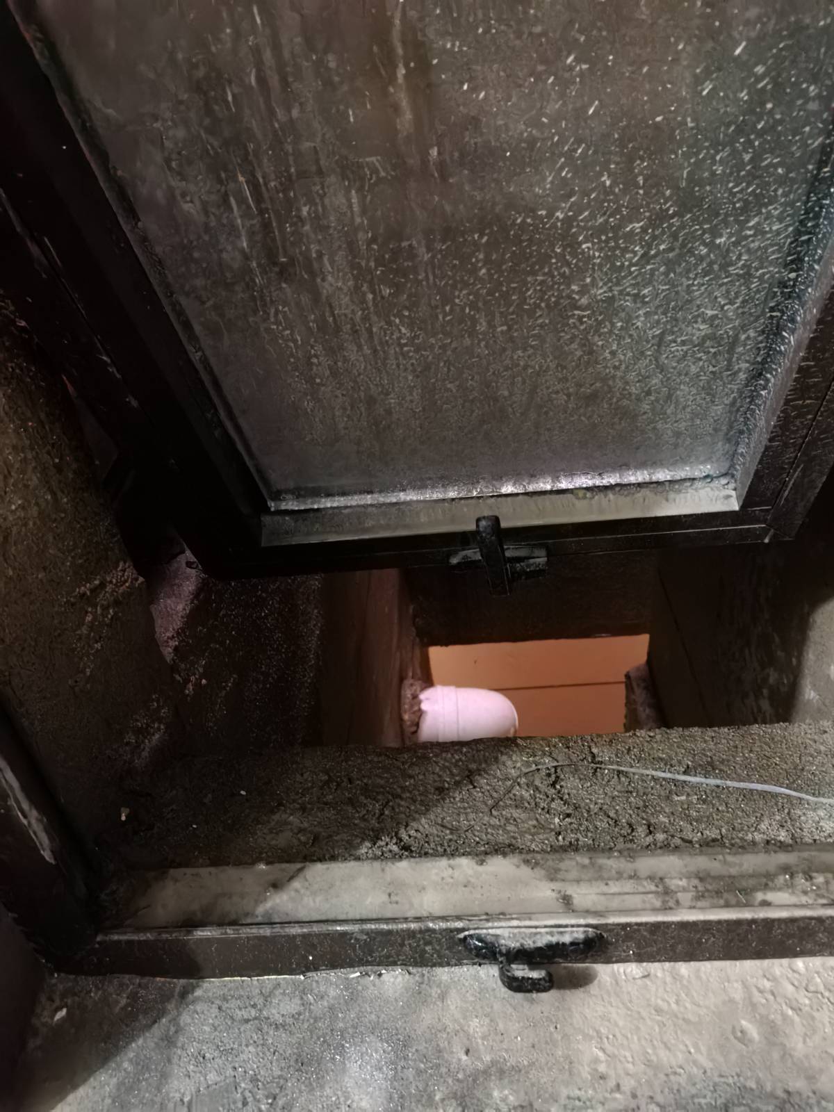 高层楼的“隐蔽困扰”：开浴霸孔时发现——卫生间窗正对楼下油烟机排风口