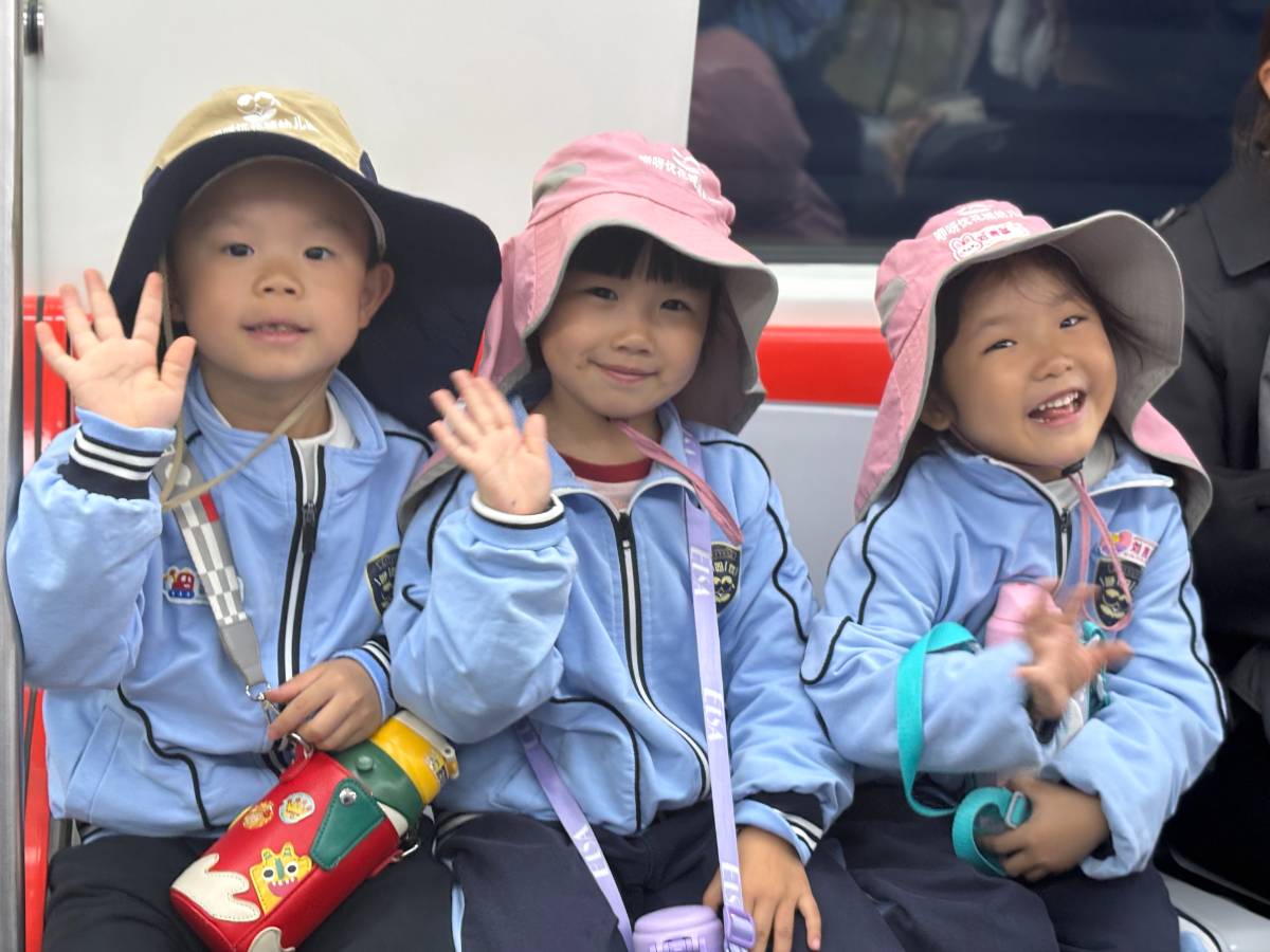 幼儿园消防日：穿校服的小不点们，把消防车变成了“快乐基地”