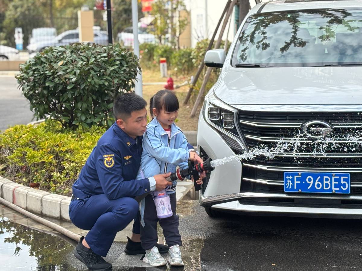 幼儿园消防日：穿校服的小不点们，把消防车变成了“快乐基地”