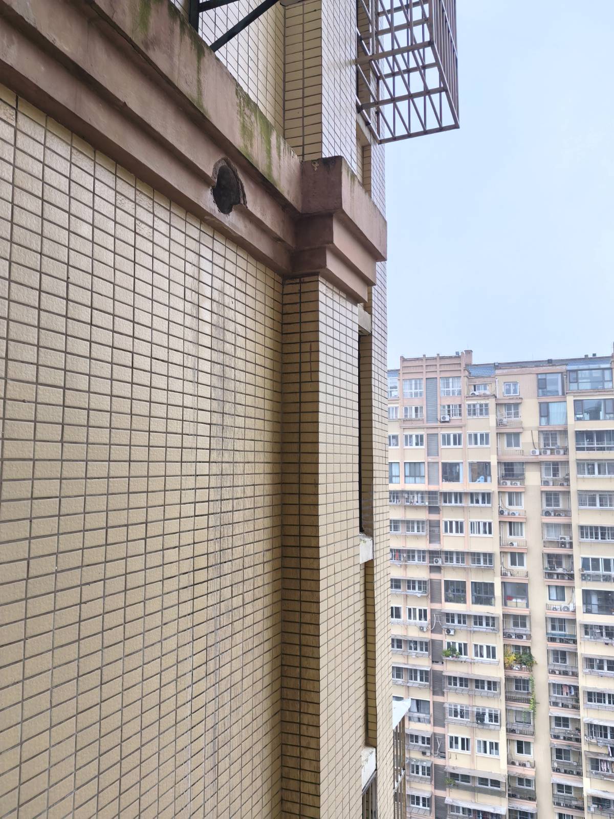 油烟机排烟孔的“高空闯关”