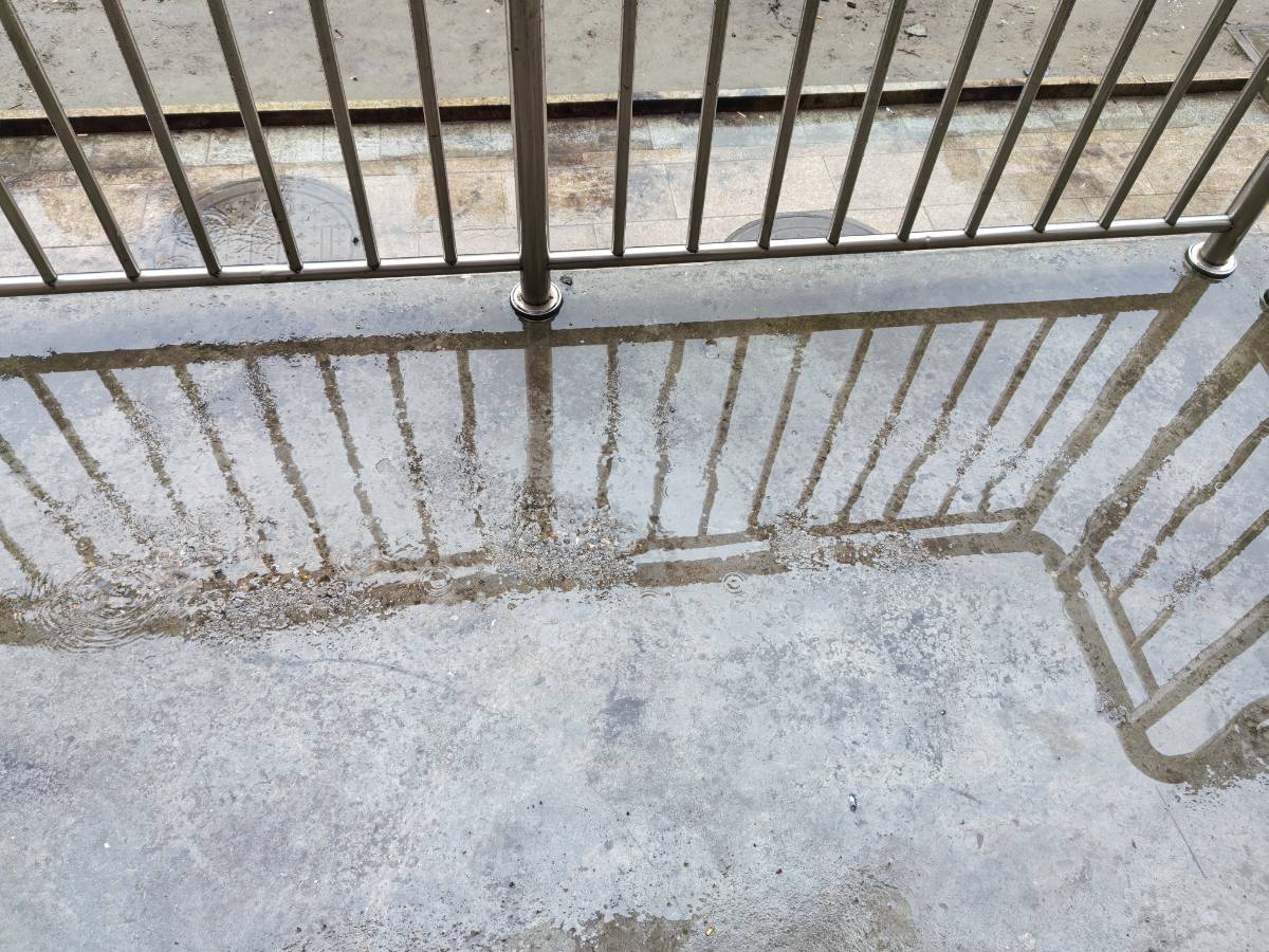 最怕冬日雨，干活一身湿