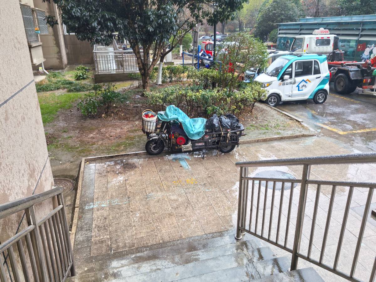 最怕冬日雨，干活一身湿