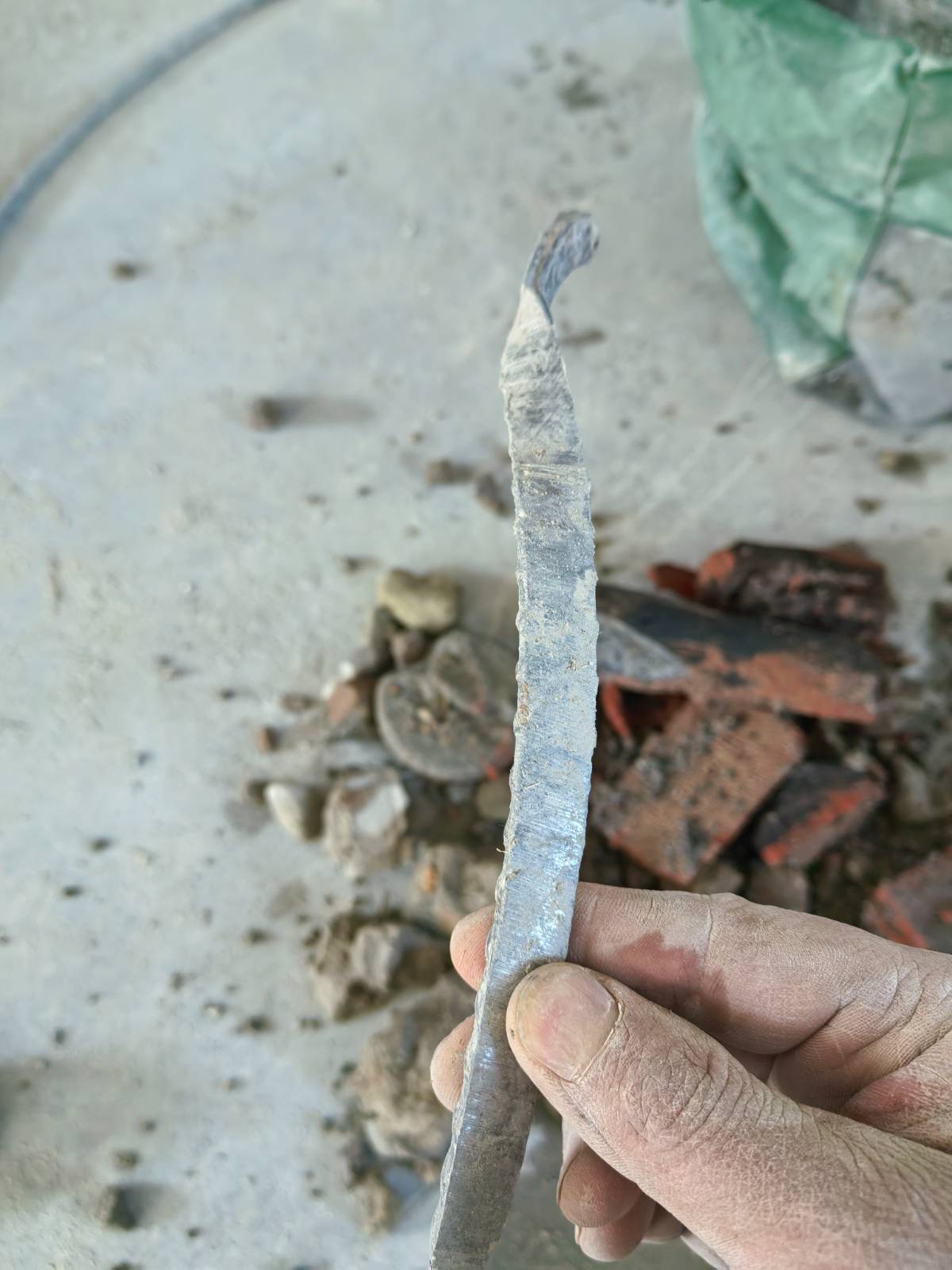 打孔打到怀疑人生：钢筋卡机N次，纯纯的硬刚