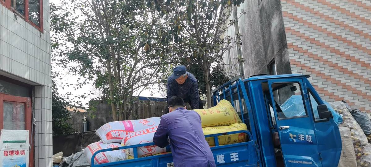 两车小麦六千斤，一老一少共辛劳