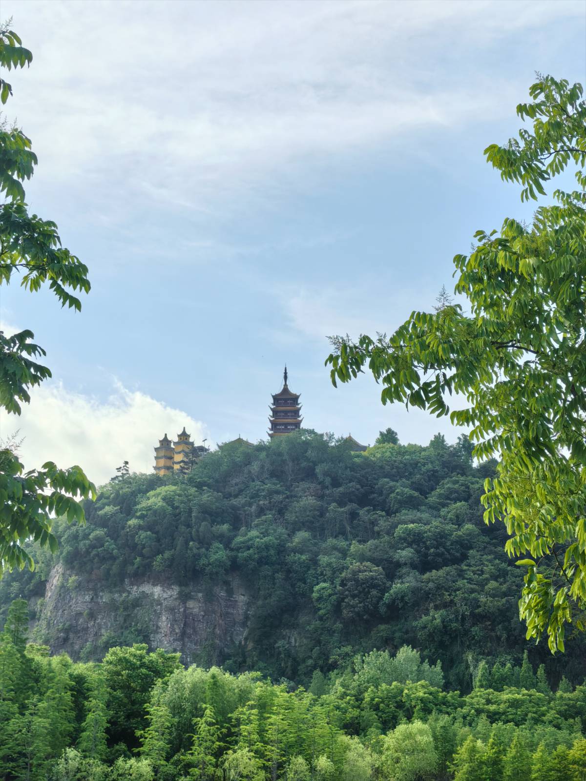 四月初一携爱女同游狼山虔诚祈福