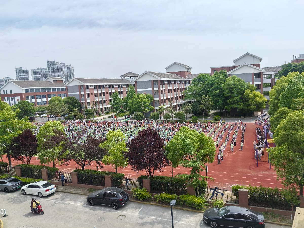 工地窗外，撞见了隔壁学校的大课间