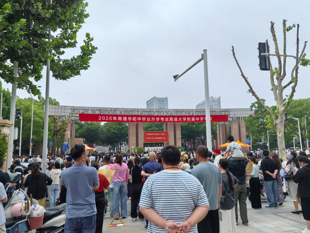 校门口的等候，为女儿中考画上圆满句点